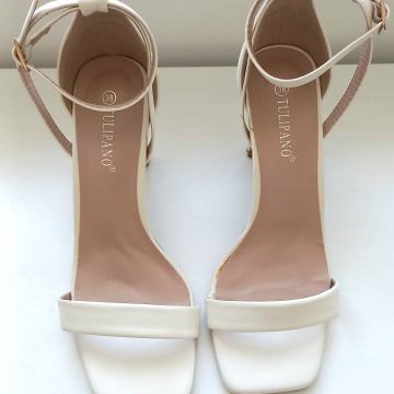 TULIPANO bijele sandale veličina 38, jedanput obučene savršeno očuvan