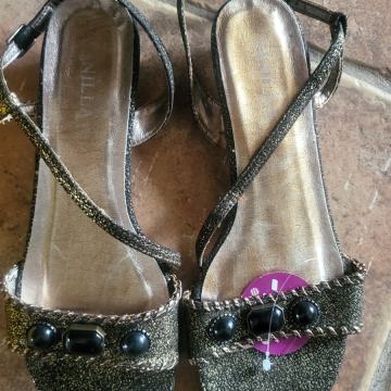 Vanilla crno-zlatne sandale