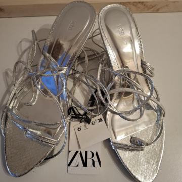 Nove "Zara" sandale