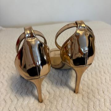 ŽENSKE ELEGANTNE ZLATNE SANDALE