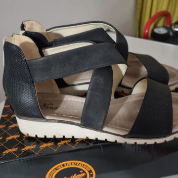 Ženske kožne crne sandale br 39