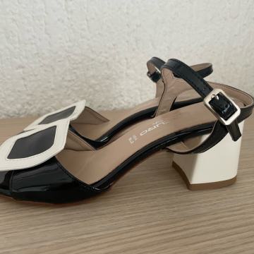Zenske kozne lakirane sandale 36