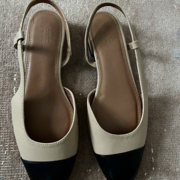 Nove ženske krem ASOS sandale broj 40