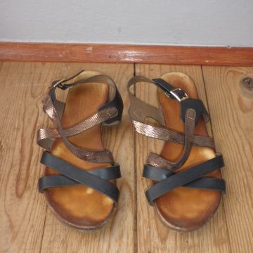 ŽENSKE LAGANE KOŽNE SANDALE 39