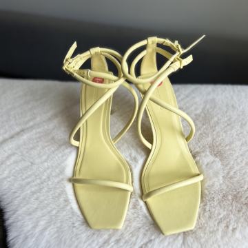 Zenske Sandale u 41 vel u zutoj boji