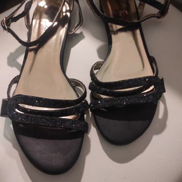 ŽENSKE SANDALE NOVE