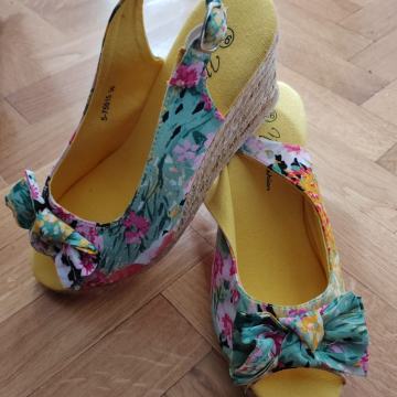 Nove ženske sandale vel.36