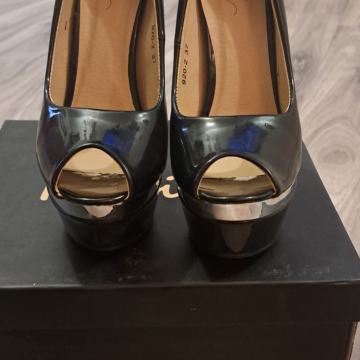 ŽENSKE SANDALE S VISOKOM PETOM