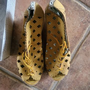 Zute atraktivne i udobne sandale