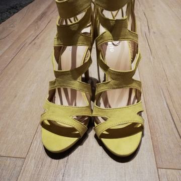 Žute sandale na petu