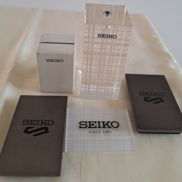 LOT IZLOŽBENIH STALAKA  I REKLAMA ZA SAT "SEIKO"