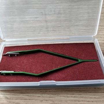 V-tip alat za skidanje remena sa sata