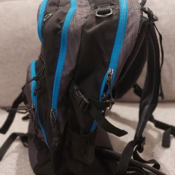 Rukzak "Take it easy' sa tisiću pretinca. Kao novi