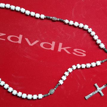 KRUNICA BLAŽENE DJEVICE MARIJE, (ZRNCA SU IZRAĐENA OD KAMENA)