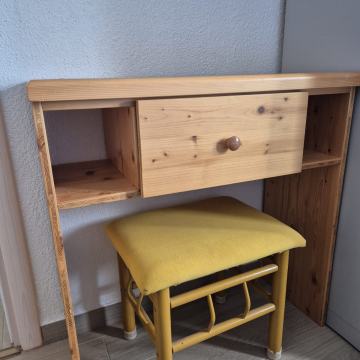 Drveni stol + stolica set