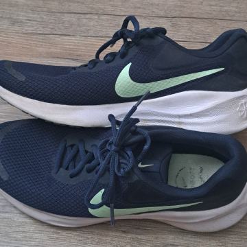 Nike Revolution 42