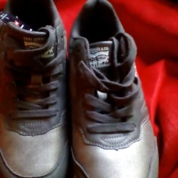 TENISICE LEVIS -br.39-NOVE