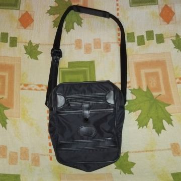 Crna sportska torba srednje veličine sa puno pretinaca