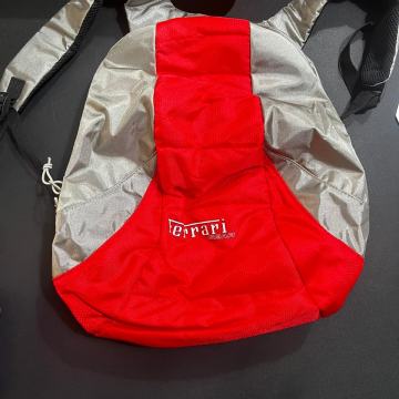 Ferrari ruksak
