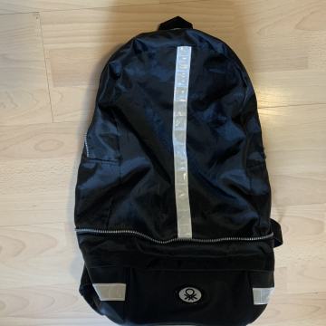 Prodajem vintage ruksak/torbicu BENETTON