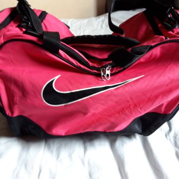 Torba nike na rame ženska