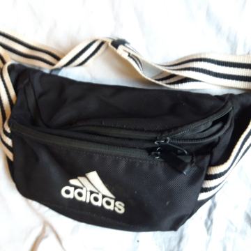 Torbica adidas oko struka