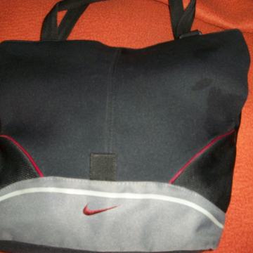 ŽENSKA SPORTSKA TORBA NIKE