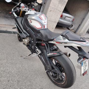 BMW  1000 cm3