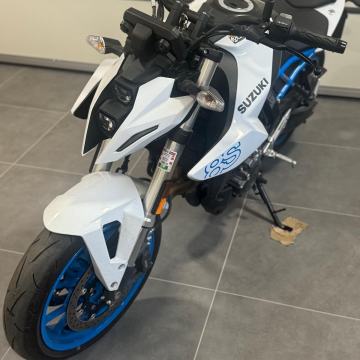 Suzuki GSX-8S 2023 – 3.300 km, kao nov, servisiran, registriran