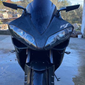 Yamaha R1 999 cm3