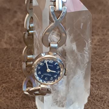 Prodajem zenski rucni sat