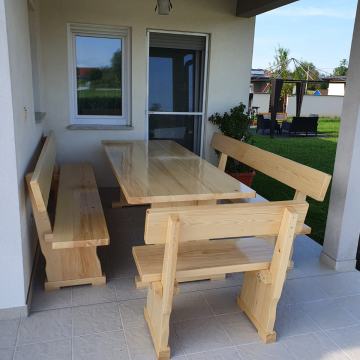 Masivni rustikalni stolovi sa klupama od punog drveta. Vrtna Garnitura