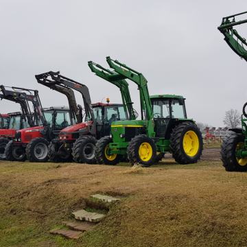 prodajemo vise vrsta utovarivaca za traktore...