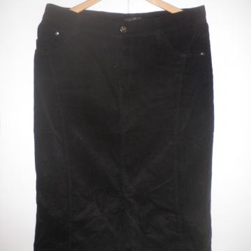 AMADEUS - TOPLA SAMTANA SUKNJA 40 / 42 L