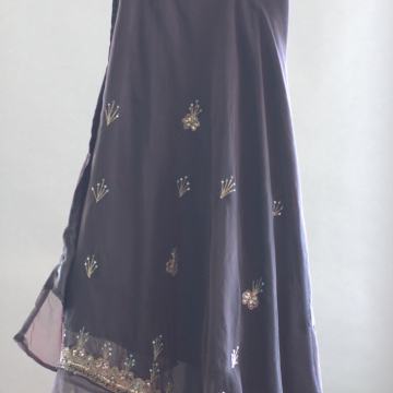 Hitno atraktivna duga crna suknja s vezom