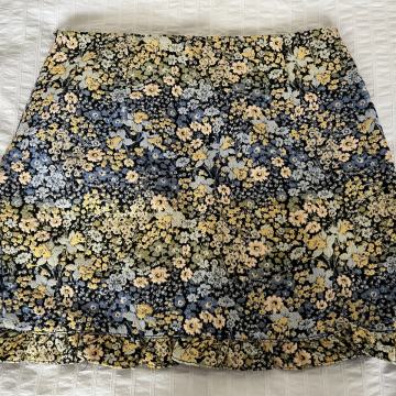 Bershka cvjetna mini suknja