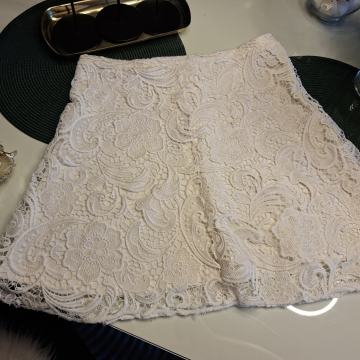 BIJELA ČIPKANA SUKNJA VEL 42 - NOVO