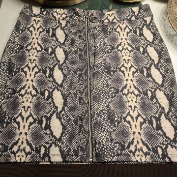 SUKNJA ZMIJSKI UZORAK vel. 40 - NOVO