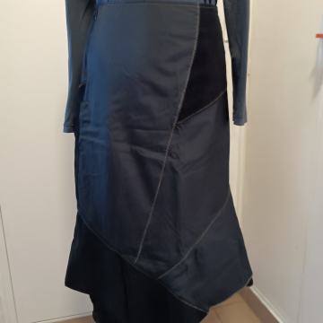 CRNA ASIMETRIČNA SLOJEVITA SUKNJA S