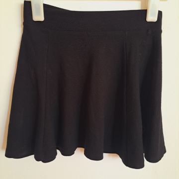 Crna mini suknja HM 34 novo
