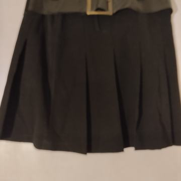 Crna plisirana minica s remenom