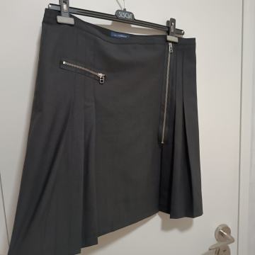 CRNA PLISIRANA SUKNJA 44