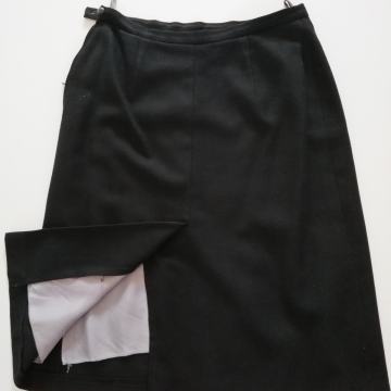 Crna podstavljena suknja od štofa sa faldom - br 42 - 44