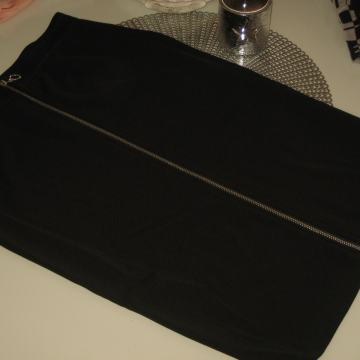 CRNA SUKNJA NA GUMU S CIFOM VEL. M - NOVO