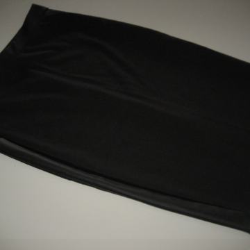 CRNA SUKNJA NA GUMU S KOŽNIM DETALJIMA VEL.L