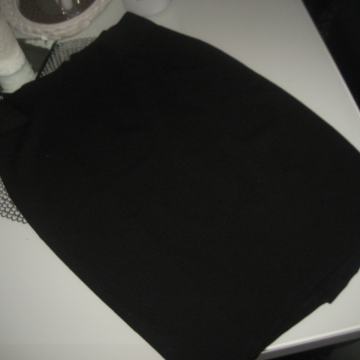 CRNA SUKNJA NA GUMU VEL. M-L  NOVO