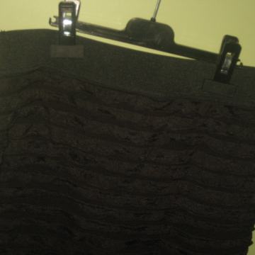 CRNA SUKNJA NA GUMU I NA VOLANE VEL. UNI