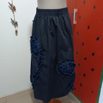 CRNA SUKNJA S PLAVIM CVIJETOM