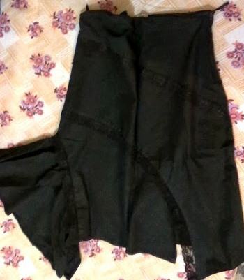 Ženska crna lepršava asimetrična suknja s čipkom