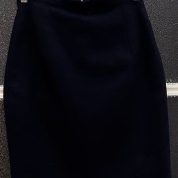 Crna suknja od štofa